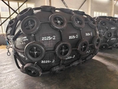 Pneumatic gúmmí fender með dekkjum keðju net fyrir skip til skips 50kPa 80kPa